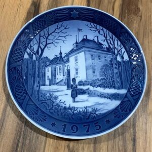 Royal Copenhagen Christmas Plate Queen’s Residence scene blue and white Denmark